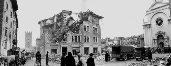 1944 – Trident po bombardovaní. Zľava, Chiarin rodný dom; sprava, Kostol Panny Márie (Santa Maria Maggiore), kde bola Chiara pokrstená.