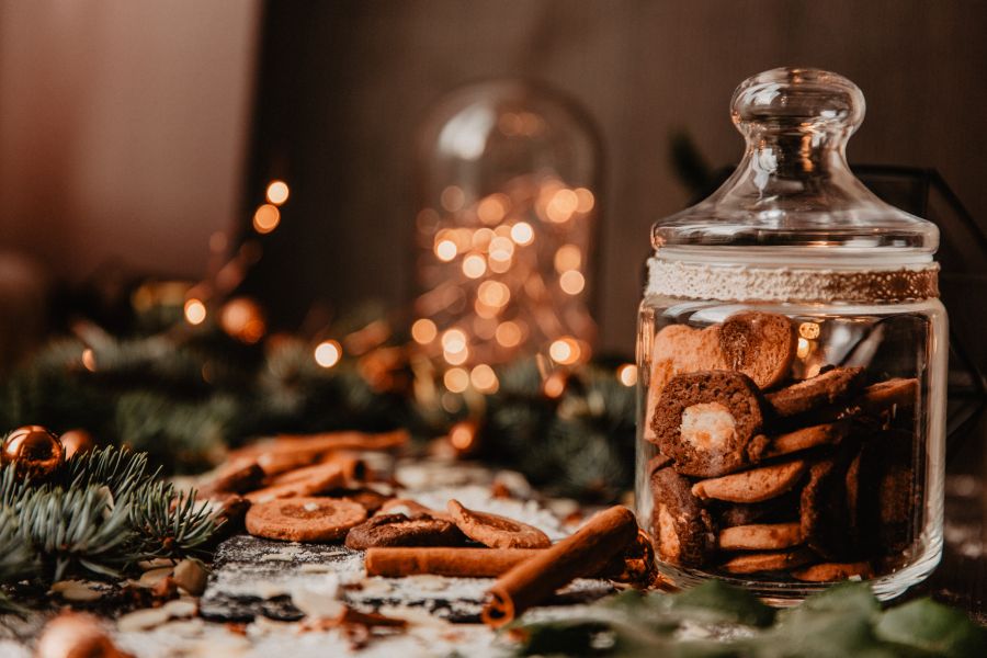Radosť môžete urobiť aj vlastnoručne upečeným vianočným pečivom. Originálne balenie tomu dodá ten pravý punc. Zdroj: Unsplash/Anna Peipina